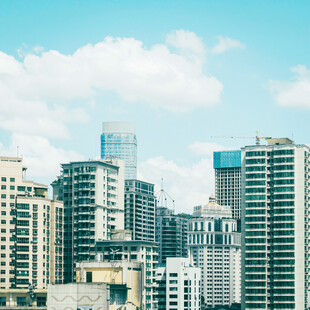 晴朗城市高楼建筑群
