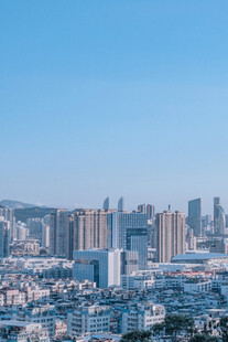 晴空下城市全景
