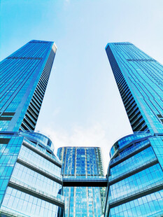 仰拍现代商务摩天建筑群