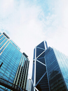 仰视城市摩天建筑群