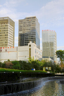 滨水城市商务高楼景观