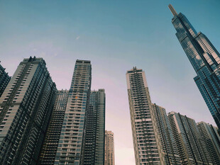 仰拍城市摩天建筑群