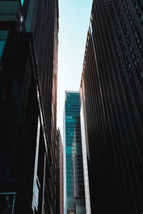 仰拍城市摩天建筑群