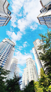 城市高楼蓝天白云景致