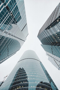仰拍现代摩天建筑群