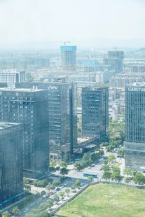 雾中城市商务建筑群