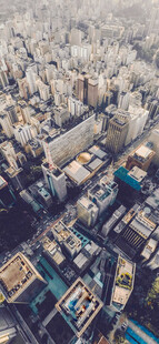 航拍雾中城市建筑群