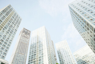 仰拍城市商务摩天建筑群