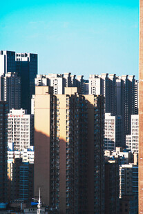 晴天城市高楼建筑群