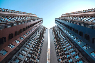 仰拍对称城市高楼