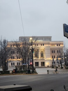 傍晚临街欧式建筑街景
