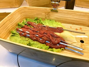 待烤生肉串摆盘