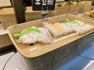 新鲜土豆粉餐台展示