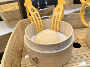 竹笼盛放的奶冻甜品
