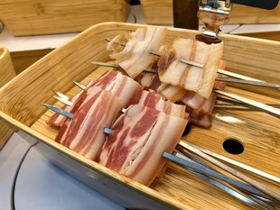 待烤生鲜五花肉串