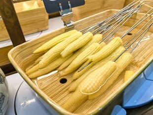 木托盘里的玉米笋