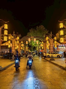 雨夜古街骑行夜景