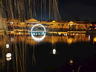 城市夜景水面倒影