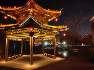 临水古亭夜景