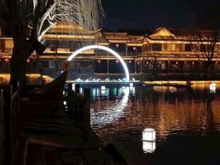 湖畔古建夜景