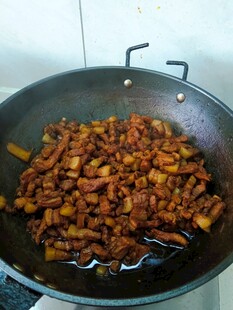 铁锅里的家常炒肉