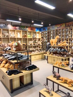 工艺品店内陈列场景