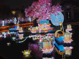 节日水上花灯夜景