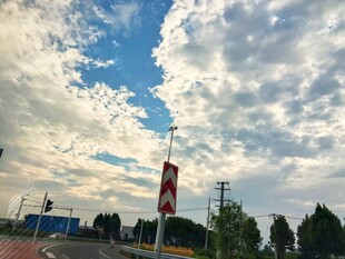 晴空下的城郊街景