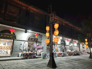 中式古街夜景