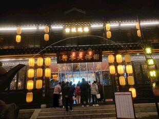 古街夜景灯笼人流