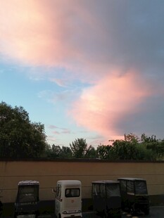 黄昏粉霞天空街景