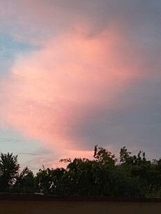 黄昏粉色云霞美景
