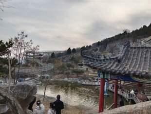 湖畔古建郊野风光