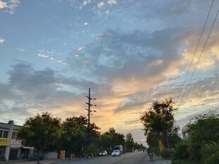 城郊傍晚晚霞街景