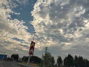 郊野多云天空