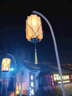 夜晚中式路灯街景