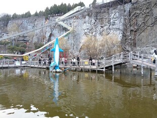 临湖山崖景区步道风光