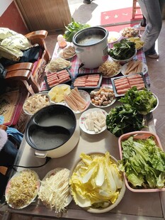 满满一桌火锅食材