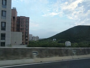 城郊公路旁住宅山景