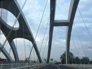 现代拱形大桥景观