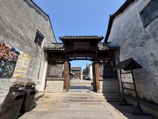 古镇古巷中式门楼