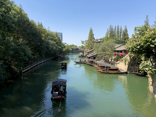 江南水乡河道游船风光