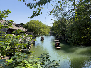江南水乡河道游船风光