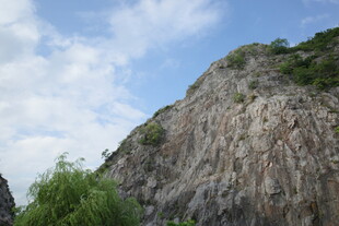 山野崖壁蓝天景观