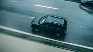 公路行驶的汽车