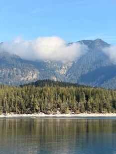 湖畔山林远山云雾风光