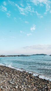 晴日碎石海滩风光