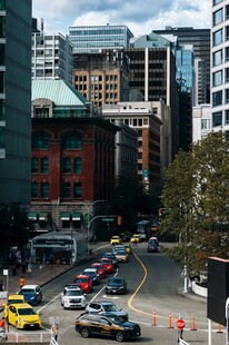 城市街景车流建筑群