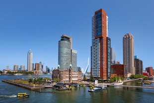 河畔城市摩天建筑群
