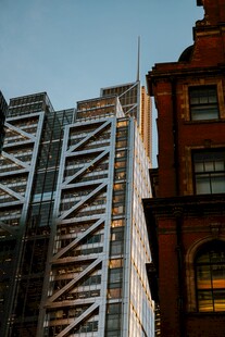 城市新旧建筑仰拍